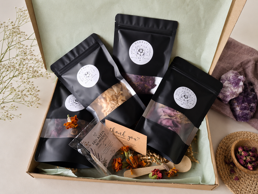 She Is in Bloom Lotus Discovery Box met blauwe, witte, rode en roze lotusbloemen | Herbati